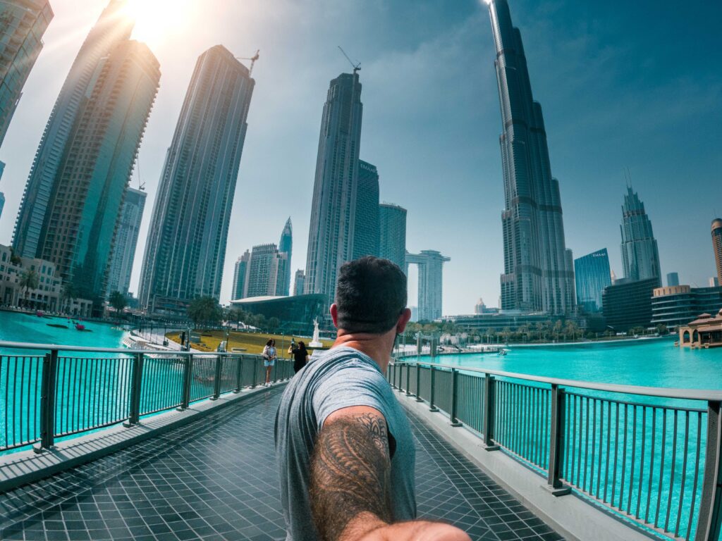 earn money in Dubai via vlogging 